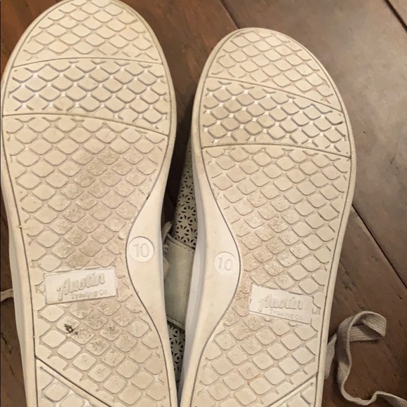 Austin tennis shoes size 10 badge and Gray color - Picture 4 of 4